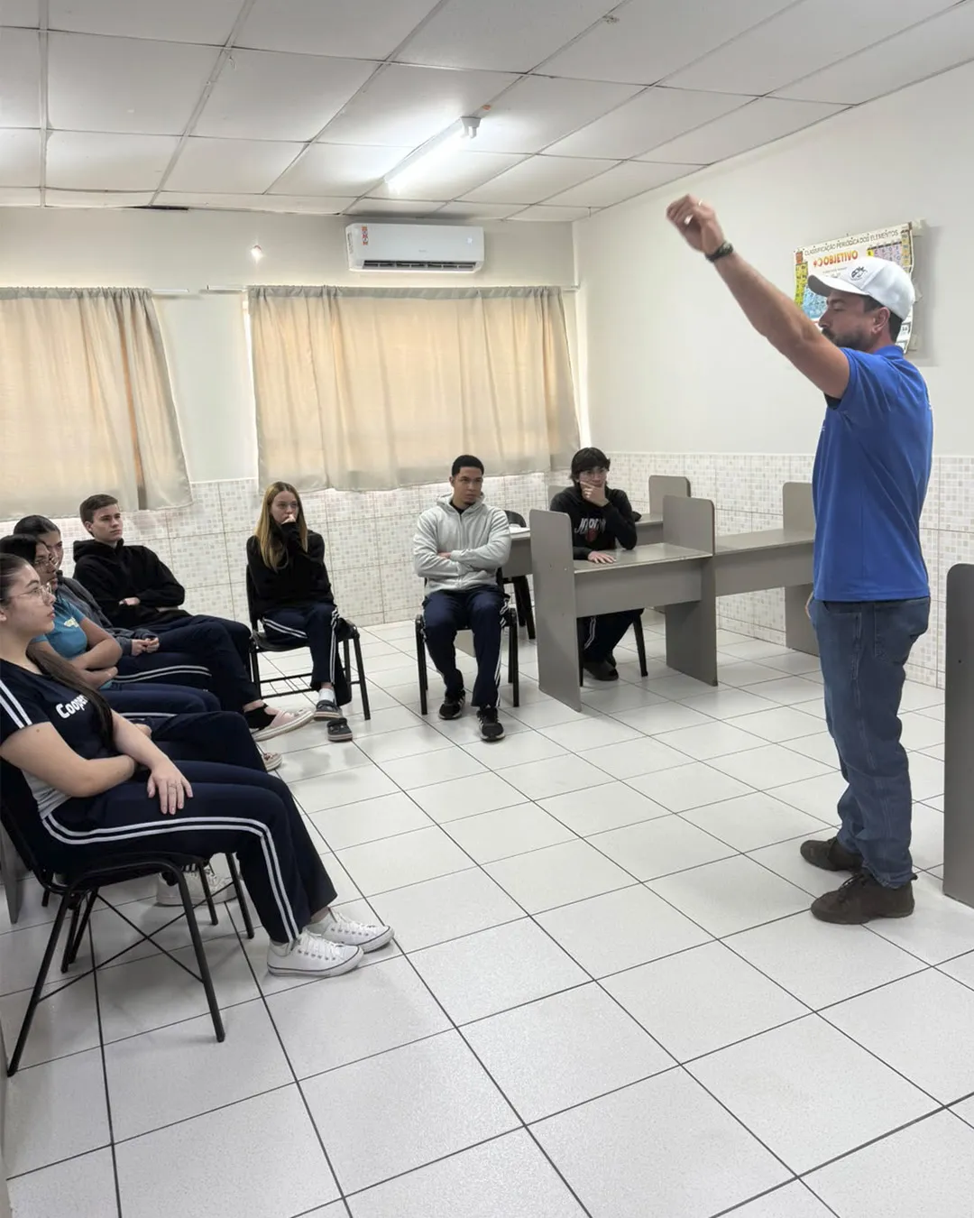 Profissional conversando com alunos em sala